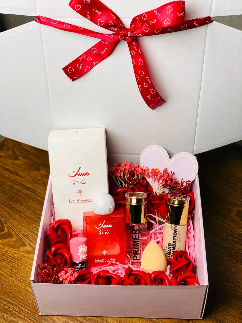 💖✨ عيد الحب غير… لما الهدية تحچي إحساس ✨💖
مو بس بوكس، هذا حب متغلف بذوق 🎁❤️
عطر يفوح عشق 🌹، مكياج يلمع ثقة ✨، ورد أحمر ينبض غرام 💐
كل قطعة مختارة بعناية حتى توصل رسالة: هية غالية وبالقلب مكانها 😍💞

بوكس يلمّ كل معاني الدلع 💄🎀
رومانسية، أناقة، ولمسة حب تخلي اللحظة ما تنسى 💕
مثالي لعيد الحب، للمفاجآت، وللي يحبون يعبّرون عن مشاعرهم بذوق راقي 💌
لأن الحب يستاهل شي مميز🤍

سعر البوكس ٢٢ الف