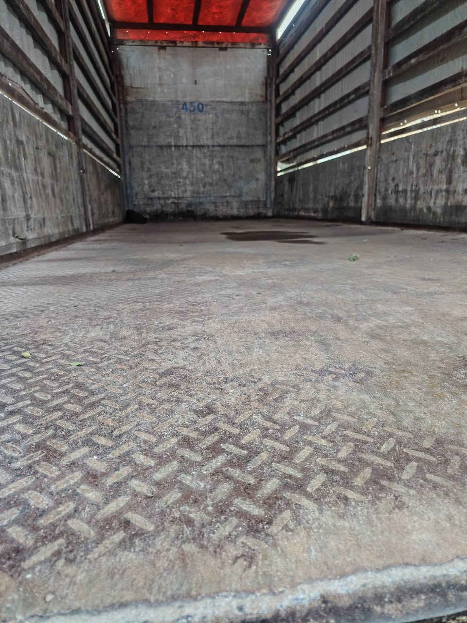 السلام عليكم بدي للبيع الطول 47 العلو ثلاث مترات ارضيه حديد گجر***********
