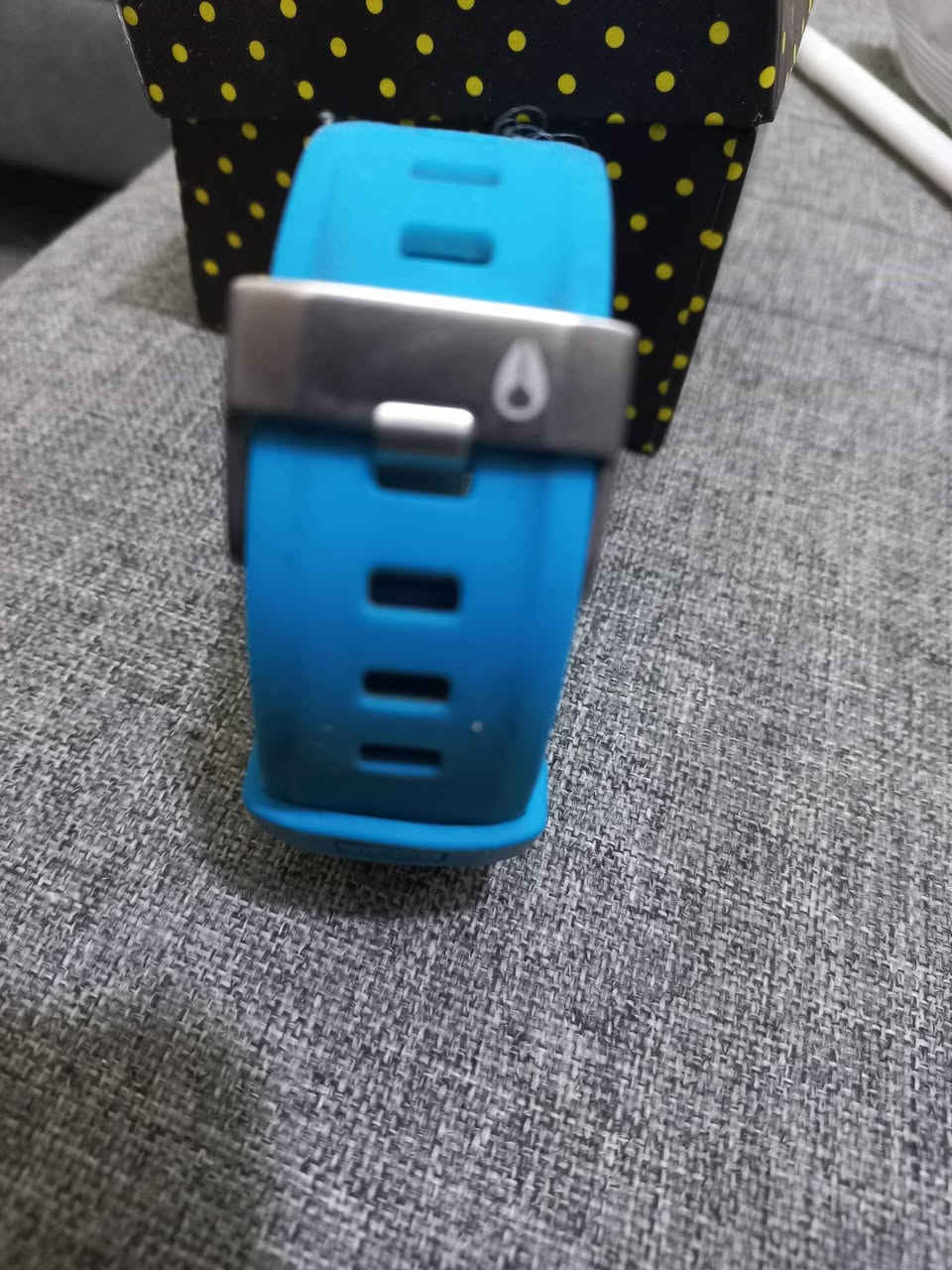 Nixon Men's Supertide الرقمية، وهي ساعة مصممة خصيصاً لهواة ركوب الأمواج والأنشطة البحرية
تتميز هذه الساعة بالمواصفات التالية:

الوظائف البحرية: تحتوي على بيانات مبرمجة مسبقاً للمد والجزر، ومواعيد شروق وغروب الشمس لأكثر من 270 شاطئاً حول العالم.

التصميم: تأتي بهيكل متين بقطر 45 ملم مصنوع من الفولاذ المقاوم للصدأ مع طلاء من البولي يوريثين والسيليكون.

مقاومة الماء: مقاومة للماء حتى عمق 100 متر (10 ATM)، مما يجعلها مناسبة للسباحة وركوب الأمواج.

الشاشة: شاشة رقمية عالية الدقة توفر رؤية واضحة للوقت وبيانات المد والجزر.

السوار: سوار من السيليكون المريح مع مشبك من الفولاذ المقاوم للصدأ.صنع في اليابان

السعر ٥٠٠٠٠


**إذا كنت صاحب هذا الإعلان وتريد حذفه لأي سبب، رجاءا أرسل رسالة إلى الدعم الفني**