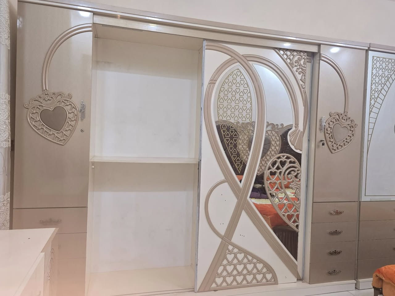 السلام عليكم                                                                   غرفه للبيع استعمال قليل                                                مكاني ديوانيه حي العسكري                                             السعر اتصل ع الرقم ***********
