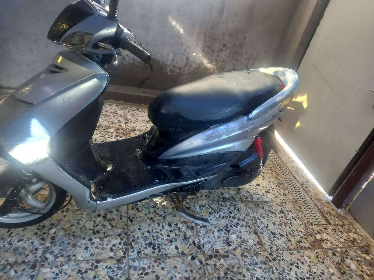 سلام عليكم درجة سكنس نثيه كوري  نوزل دراجه نضيفه السعر400 المكان زعفرانيه الاستفسار رقم صاحبها ***********
