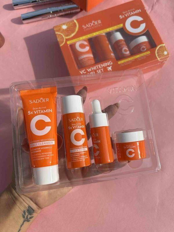 ✨مجموعة فيتامين سي 5x من Sadoer هي مجموعة عناية بالبشرة من 4 قطع بتركيبة مركّزة من فيتامين C ونياسيناميد. مصممة لتفتيح البشرة وترطيبها وتوحيد لونها.وتنظيف فعال للمسام  تحتوي المجموعة على منظف للوجه، تونر للوجه، سيروم للوجه، وكريم للوجه. 🍊

✅الفوائد الرئيسية :-
✔️ غنية بـ 5 أضعاف مستخلص فيتامين سي، وتحتوي أيضًا على النياسيناميد وحمض الهيالورونيك.
✔️ تساعد على تفتيح البشرة الباهتة وتقليل ظهور البقع الداكنة وتغير اللون.
✔️ يعمل فيتامين C كمضاد قوي للأكسدة، حيث يحمي خلايا البشرة من التلف الذي تسببه الجذور الحرة والعوامل البيئية الضارة مثل التلوث وأشعة الشمس.
✔️ يساعد فيتامين C على تحفيز إنتاج الكولاجين الطبيعي في البشرة، مما يحسن مرونتها ويقلل من ظهور الخطوط الدقيقة والتجاعيد، ويمنحكِ مظهرًا أكثر شبابًا.
✔️ المزيج مع النياسيناميد يساعد على تقليل مظهر المسام المتضخمة ويوحد لون البشرة، مما يؤدي إلى بشرة أكثر صفاءً وتوازنًا.
✔️ تم تصميم المنتجات خصيصًا للمساعدة في التخلص من بقع الشمس والتصبغات والبقع العمرية، مما يمنح البشرة إشراقة صحية ومتوهجة.
✔️ المكونات الإضافية مثل حمض الهيالورونيك والجلسرين تحبس الرطوبة بعمق، مما يجعل البشرة ناعمة وملساء ونضرة لفترة طويلة.
#الاصلي 💯

🚘يوجد خدمة توصيل لجميع محافظات العراق ٤ 🚘


**إذا كنت صاحب هذا الإعلان وتريد حذفه لأي سبب، رجاءا أرسل رسالة إلى الدعم الفني**