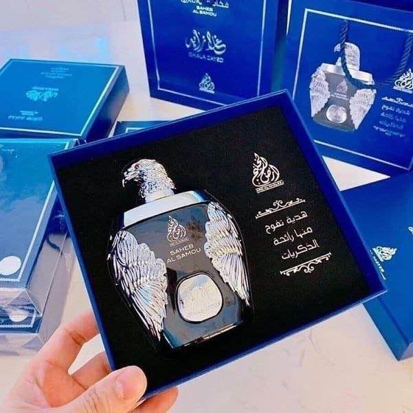 ✨ غلا زايد صاحب السمو… عطر لا يشبه الحضور العادي، بل يترك بصمة فاخرة تسبقك أينما ذهبت.
من دار ard alkhaleej الإماراتية🇦🇪💯 ، يأتي هذا العطر بتركيبة تجمع بين الانتعاش الملكي والدفء الشرقي العميق، ليمنحك إحساسًا بالقوة والأناقة منذ أول رشة.
تبدأ الرحلة بنفحات منعشة من الليمون والجريب فروت والنعناع مع لمسة فلفل وردي تضيف جاذبية مميزة، ثم ينتقل العطر إلى قلب دافئ مليء بالزنجبيل وجوزة الطيب والياسمين وخشب الأرز، قبل أن يستقر على قاعدة فخمة من العنبر والبخور والمسك والباتشولي وخشب الصندل لثبات يدوم وفوحان يلفت الأنظار.

عطر أو دي بارفان صُمم للرجل الذي يبحث عن الهيبة، الفخامة، والحضور القوي بأسلوب قريب من العطور العالمية الراقية مثل أفينتوس، لكن بسعر اقتصادي يناسب الاستخدام اليومي والمناسبات الخاصة.
غلا زايد… عندما تتحول الرائحة إلى هيبة
#الاصلي المنشأ خليجي الامارات 🇦🇪💯

توصيل مجاني لجميع المحافظات مع هديه ويا كل عطر الفارس, صلاح الدين


**إذا كنت صاحب هذا الإعلان وتريد حذفه لأي سبب، رجاءا أرسل رسالة إلى الدعم الفني**