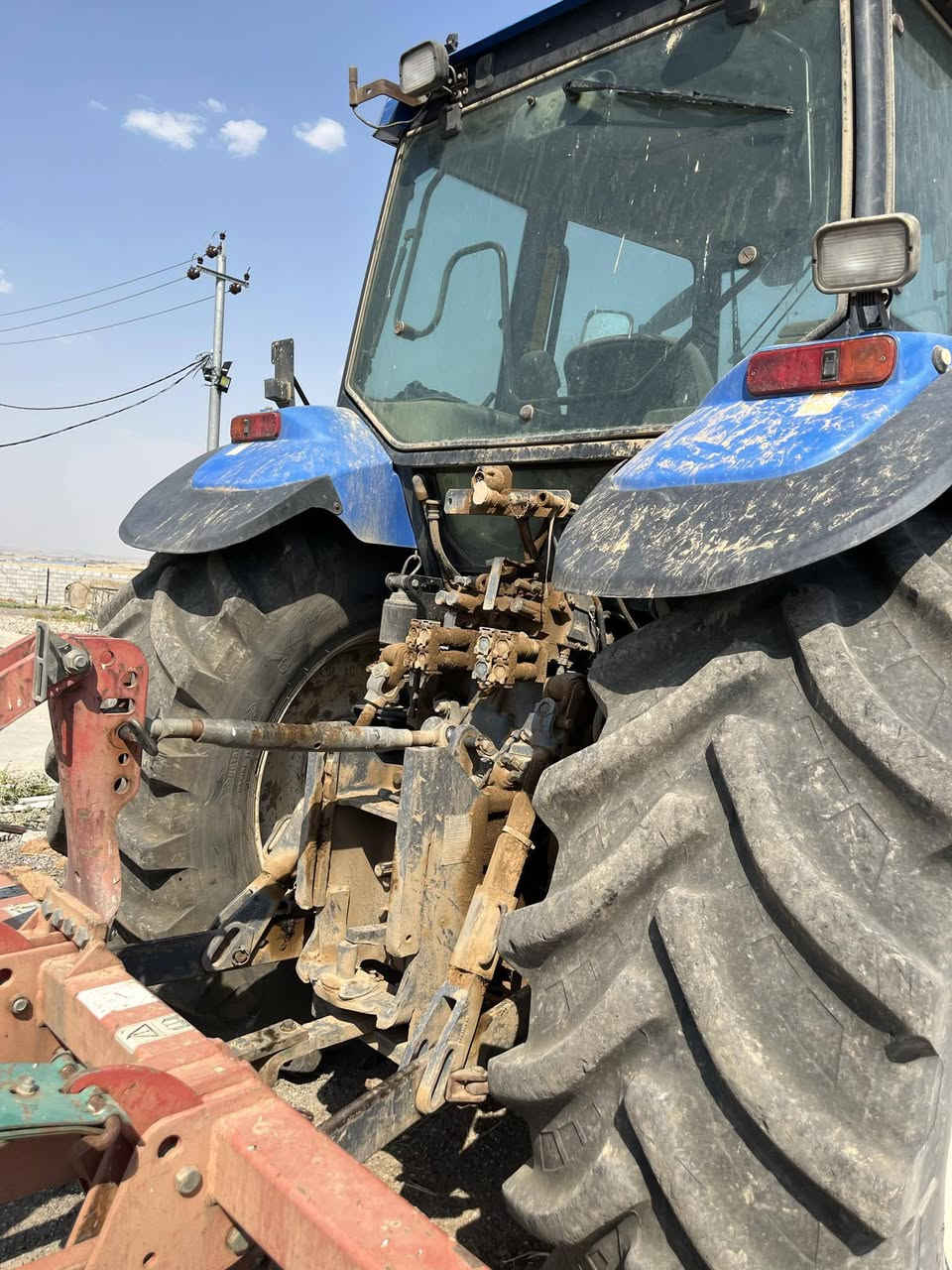 ئه و تراكتؤره بؤ فرؤشتنه 
حجم/150
مؤديل/2001
هيج شونيكى نه كراوه ته وه هه مووى به شه رته بؤسعرى 
***********
