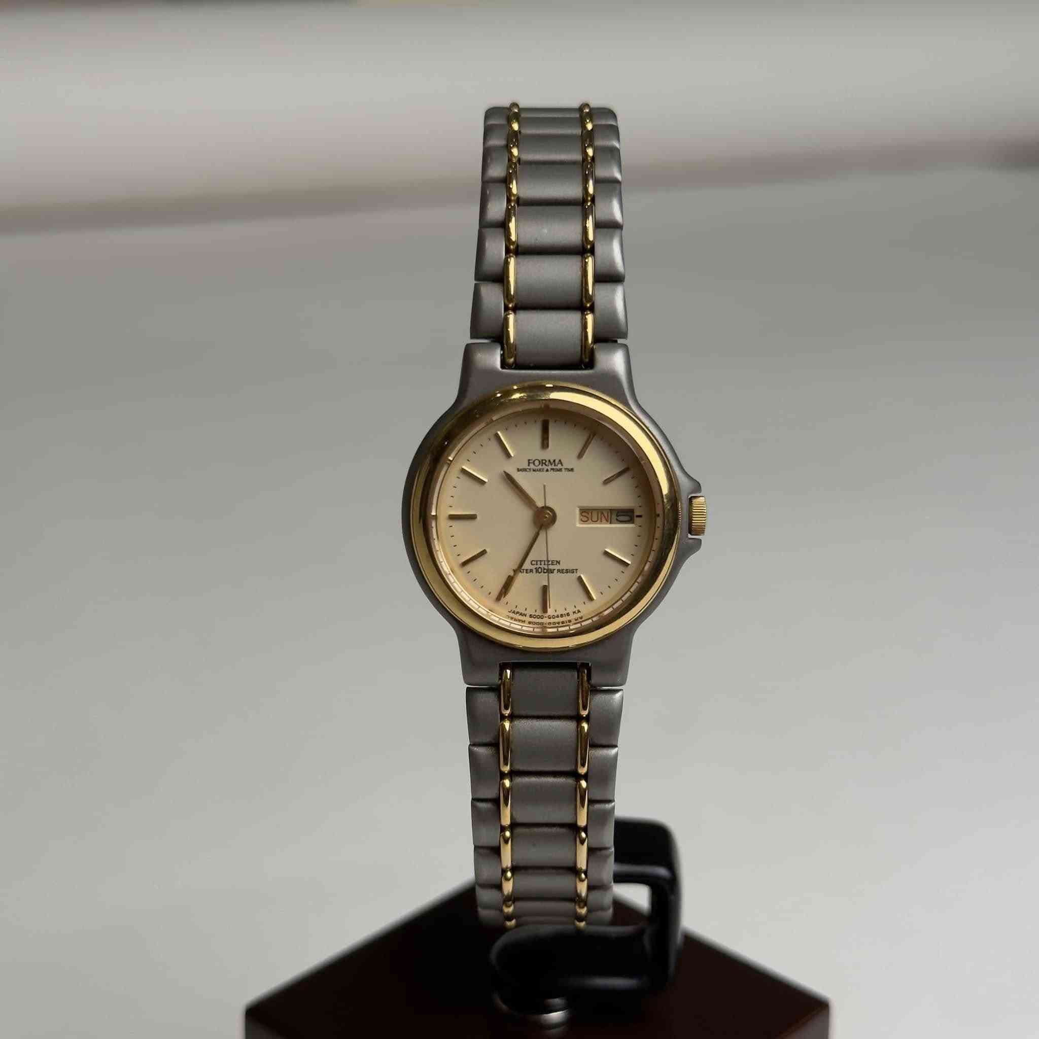 Citizen 🔴
Model: Forma ✨
قطعة رهيبة بمعدن التيتانيوم ☄️
🔹قطر نسائي يناسب الايادي المتوسطة و الصغيرة
🔹عرض ايام اسبوع و تاريخ يومي
🔹هيكل و سوار تيتانيوم مطعم بالذهبي لون ثابت
🔹مقاومة ماء 10bar
🔹سعرها التقريبي بالموقع 110 دولار 
بس يمنا ٣٥ الف ✅
اطلب خاص او على الرقم ***********
