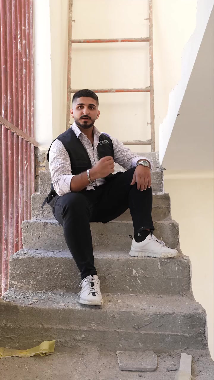 🏗️ نصائح ذهبية قبل لا تدگ أول طابوقة ببيت العمر!
لا تخلي "الخلفه" يمشيك على كيفه! 👷‍♂️ "عبدالله جعفر" يقدملك 3 نصائح أساسية لازم تضبطها ويه النجار والخلفه من البداية، حتى لا تندم وتضطر "تفلش" وتعدل وتخسر فلوسك:

1️⃣ قياسات البيوب:

الباب القاصة الخارجي: الارتفاع 270 سم والعرض 120 سم.

الأبواب الداخلية: الارتفاع 240 سم والعرض متر واحد.

ملاحظة: هاي القياسات تريحك بعدين بتركيب البيوب الجاهزة.

2️⃣ فريمات الشبابيك:
عوفك من الحديد.. الحديد وره فترة "يزنجر" ويحتاج صبغ ودوخة راس. اشتغل مرمر وأنسى! فخامة، نظافة، وعمر طويل. نعم نعم للمرمر! ✨

3️⃣ الفتحات الخدمية:
وصّي الخلفه يفتحلك فتحات لـ "قنينة الغاز" و "الماتور". حتى لا تفوت القنينة للمطبخ وتطلع، ومن بره تنطيها لأبو الغاز وأنت مرتاح.

مع عبدالله جعفر.. فخامة البناء وعنوان الاستثمار. 🏘️👑

للتواصل: المبيعات 📞 *********** – *********** 
 المقاولات 📞 *********** – *********** 
 الإيجارات 📞 *********** – ***********
📍 بغداد – سبع أبكار – مقابل محطة بنزين خانة
