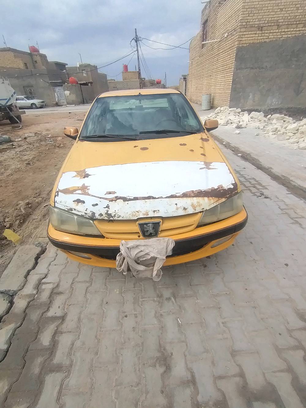 سيارة بيجو موديل 405 للبيع، السيارة تحتاج لبعض الإصلاحات الخارجية كما هو موضح في الصور. السعر مناسب لحالة السيارة. جاهزة لنقل الملكية. للاستفسار يُرجى التواصل معي.