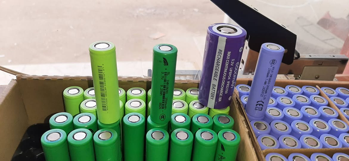 وصل إنتاج جديد من بطاريات الليثيوم
إذا عاكس الراوتر عندك يطفي بسرعة أو بطاريته ضعيفة نجهزلك تجميع جديد حسب جهازك 
بلحام نقطي (Spot Welding) حتى يكون الشغل قوي وآمن ويعيش.
الأسعار المتوفرة حالياً:
Li-ion 3.7V — 2000mAh
• 10,000 دينار / 4 بطاريات

Li-ion 3.7V — 2500mAh
• تجميع 4 بطاريات: 12,000 دينار

Li-ion 3.7V — 3000mAh 
• 13,000 دينار / 4 بطاريات

TEPSON (حجم كبير) — LiFePO4 3.2V — 6Ah
• 13,000 دينار / للبطارية الواحدة
كل البطاريات ممتازة
مركز الوسام لصيانة الاجهزة الالكترونية
داخل قرية اللزاكة
المهندس سالم الحمادة  ***********
