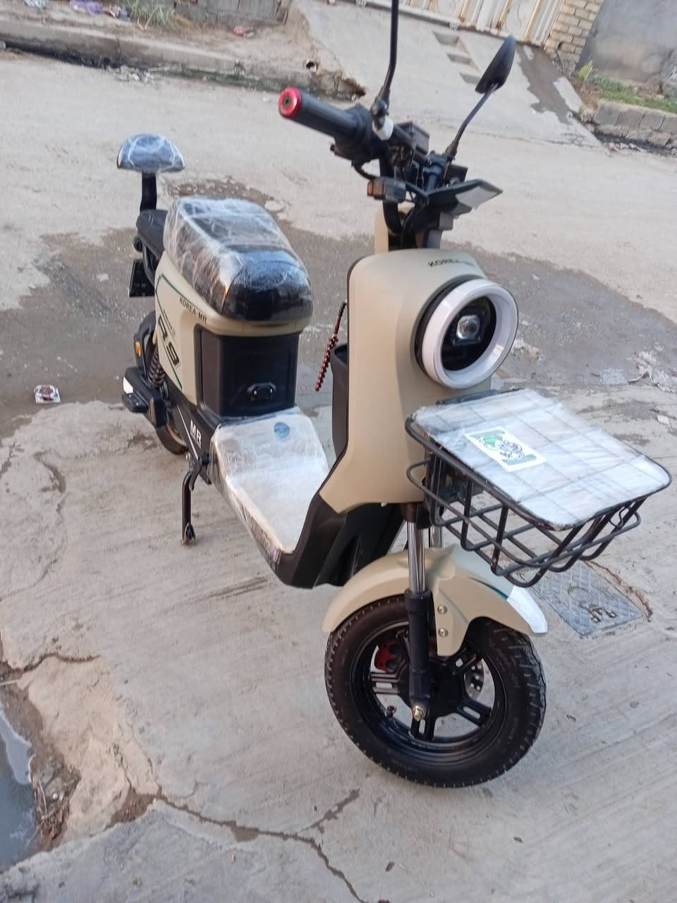 السلام عليكم دراجه شحن R9 دراجه نضيفه بصمه وكارت سويجين 5 بطاريات فول مواصفات المكان ديالى بعقوبه المفرق الرقم ***********
