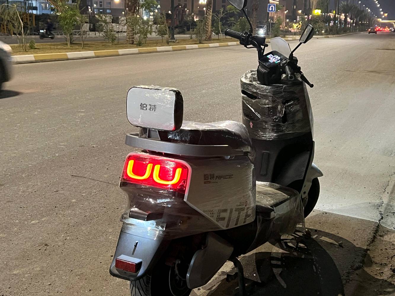 سلام عليكم يالله 
دراجة كهربائية ) للبيع 🔹 استعمال 3 أشهر فقط 🔹 شغّالة تمام وما بيها مشاكل 🔹 الويل الخلفي كان معوّج وانصلّح وحاليًا يمشي طبيعي 🔹 بطارية زينة 🔹 نظيفة وجاهزة للاستخدام:سرعتها 65حقيقيه 60
💰 السعر:مليون وبيه مجال وبيه مجال  📍 المكان:بغداد البياع قرب علي الربيعي 📞 الاتصال: ***********بي واتساب
