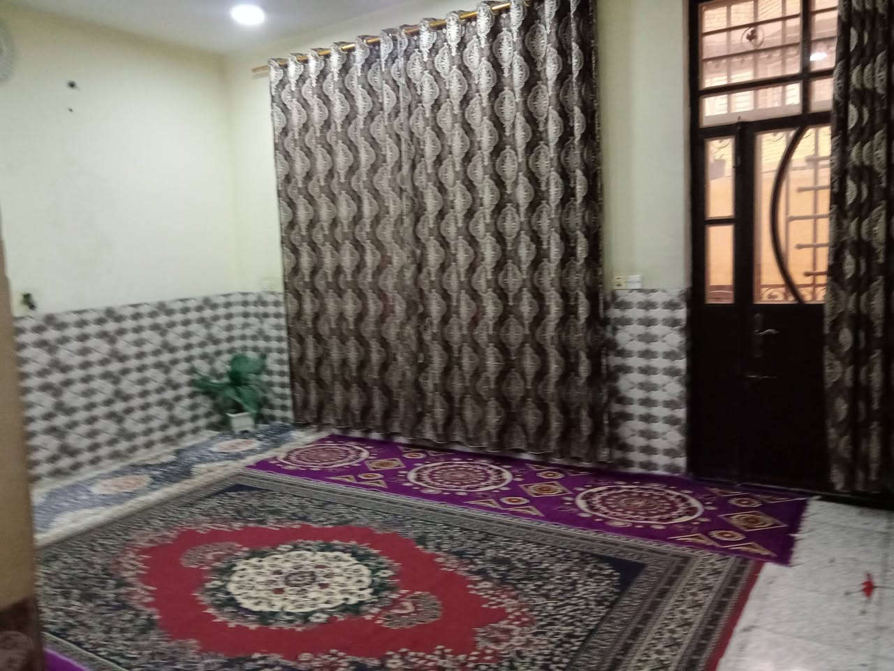 السلام عليكم 
بيت زراعي بناء حديث للبيع متكون من كراج كبير وملحقات وثلاث غرف كبيره وصالة كبيرة وستقبال صحيات ثنين خارجي وداخلي العنوان الامين الثانية سكينة 1/9 غير متوفر فيسبوك 
متوفر واتساب ***********
