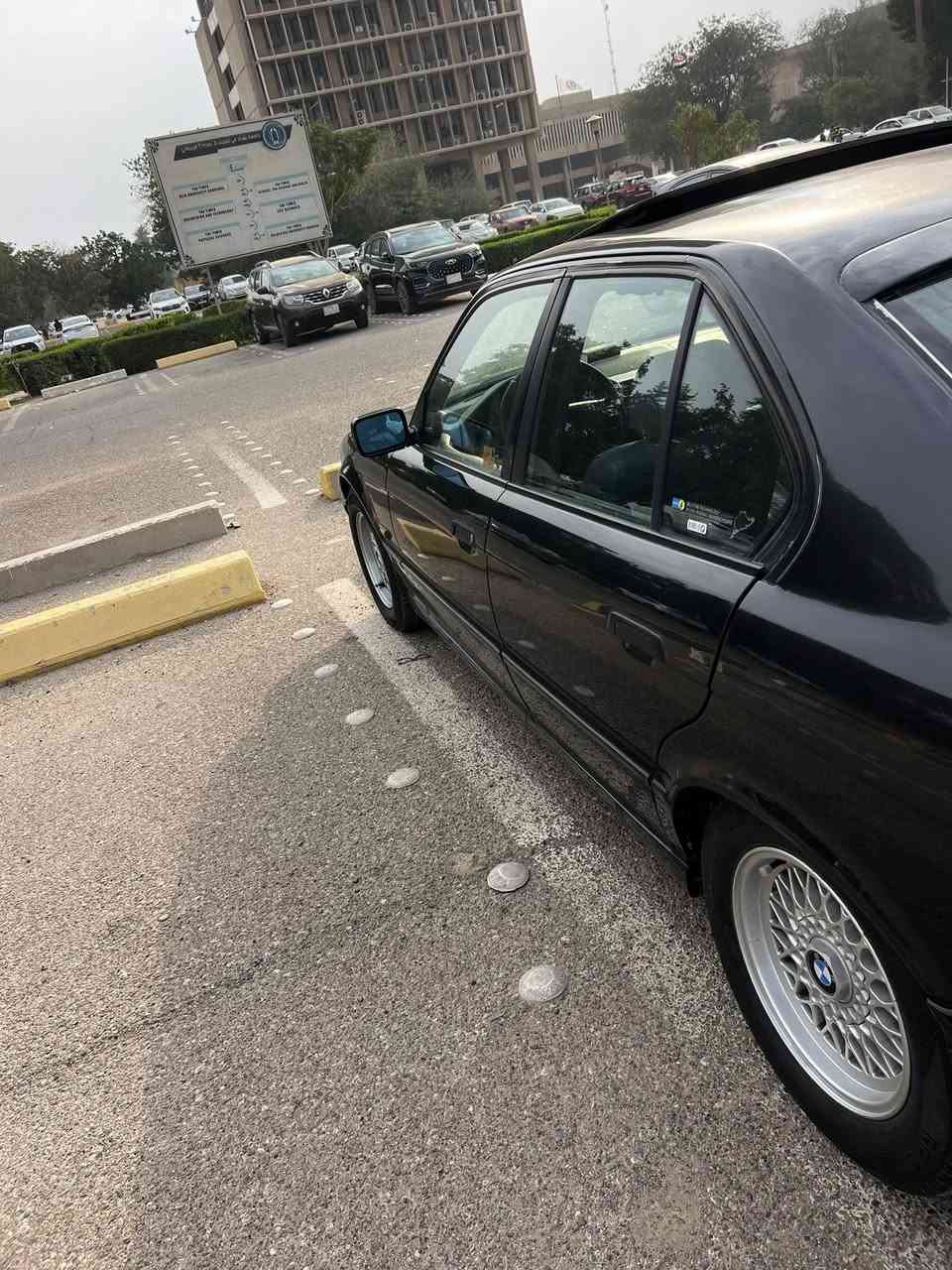 525 اصل
1993 اصل مكفوله من الحادث كفاله عامه عدا صبغ جماليه 
سلايد 
تبريد شغال ثلج 
صيدليه وكتلوكات الشركه 
ويل خليه 
السعر خاص 
***********
