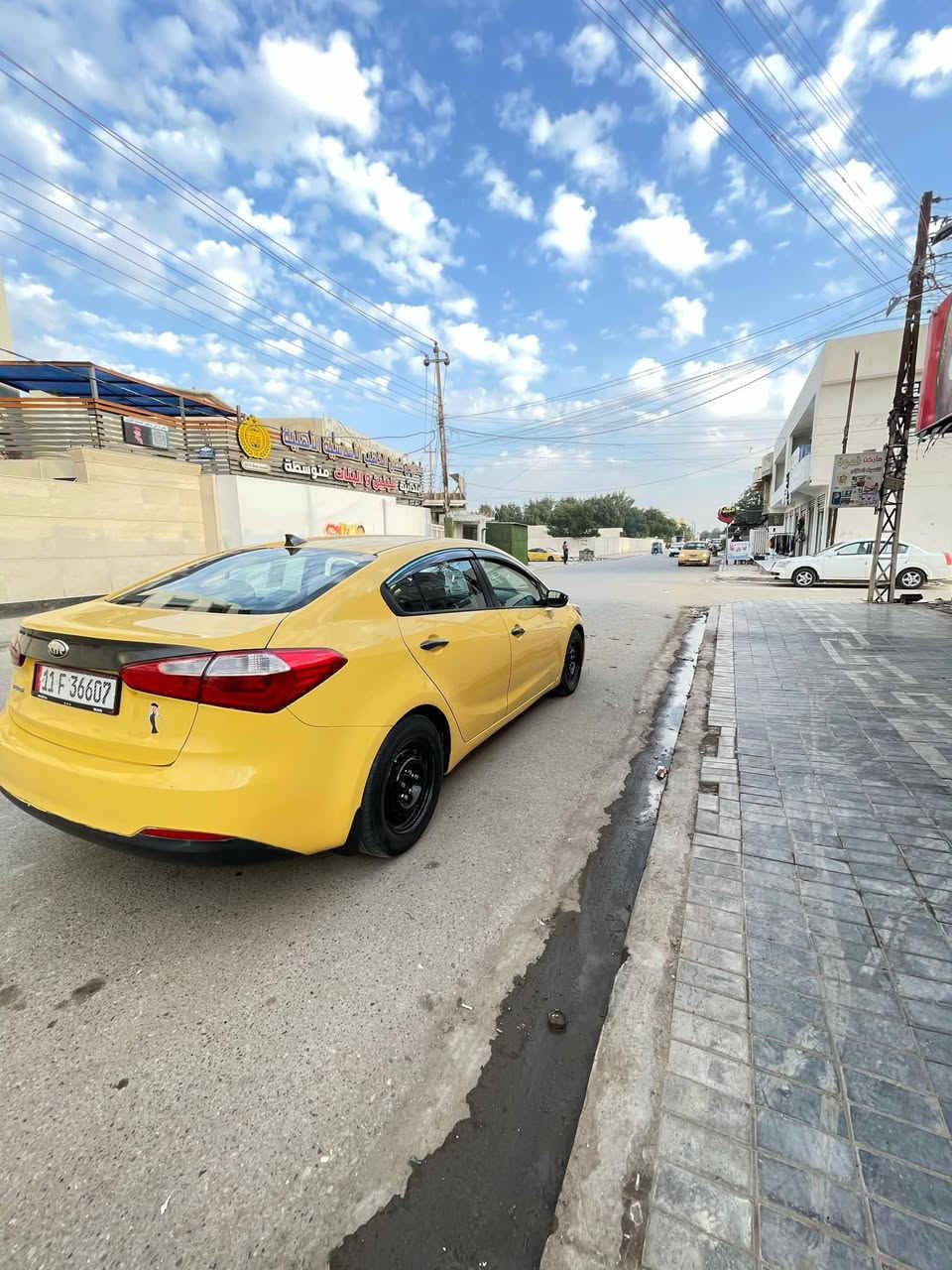 يا الله سلام عليكم
كيه فورتي وارد امريكي
موديل 2014 حدثه بنيد
بدون دوخل الغود شواصي 
تكم حوض قماره كله جديد
تخم تاير صدر مامي خلفي 
اليبلا واحد بدون تبديل 
تفته تبريد سياره جديده 
معنه كلامه كله ع وضع شركه
مكينه 1800دوش 
كير اي تي المرغوب
مصفره هياء غرامه 
السعر 106وبيه مجال حك جيه ماشيه ١٠٣
***********
