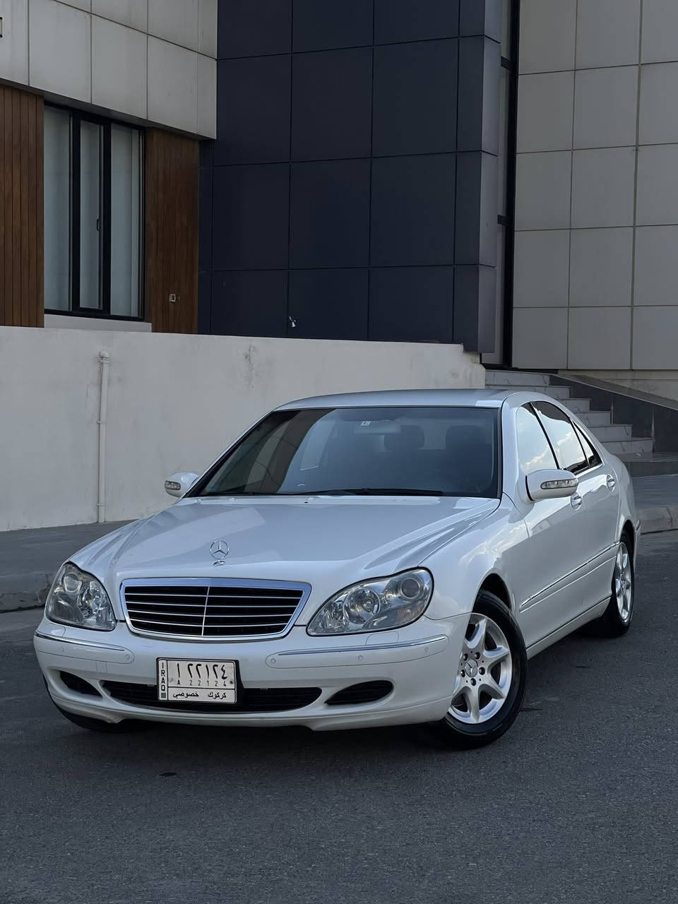 👑 بۆ فرۆشتن: مێرسیدس S350 (W220) مۆدێل 2004و ئۆتۆمبێلی توند.
تایبەتمەندی و مواسەفات:
 مەکینە: S350 (شەش پستۆن V6) زۆر بەهێز، بێ کێشە و بێدەنگ.
 دبڵەکان (Airmatic): دبڵی هەوایی بیلاد، بەشەرت، بە تەواوی ساغە، بەرز و نزم دەکات و بە ڕێکی کار دەکات.
 سوکان هیتەر (Steering Heater): سوکانی گەرمکەرەوە (مواسەفاتێکی دەگمەن و تایبەت).
 کوشنەکان: جلد، کارەبایی، لەگەڵ سیستەمی گەرمکەرەوە (هیتەر).
 جامەکان: دبل جام (Double Glass) بۆ باشترین عەزل و بێدەنگی ناو ژوورەوە.
 حاسە: حاسەی پێش و دوا بیلاد.
 تایە و ویل: چوار تایەی نوێ و ویلی زۆر جوانی لەسەرە.
حاڵەتی ئۆتۆمبێلەکە:
 مەکینە, گێڕ، تەبرید و کارەباییات بەشەرت و بێ ئەرز و دەرزی خەتا.
 ژێر و سەدری زۆر توندە، هیچ تەقە و ڕەقە و دەنگێکی تێدا نییە.
 ناوەوەی زۆر پاک ماوەتەوە و هەموو دوگمەکانی بە ڕێکی کار دەکەن.
 هەموو سێرڤسێکی بە ڕێکی بۆ کراوە و ئامادەی بەکارهێنانە (بێ مەسرەف).
⚠️ تێبینی یاسایی (ڕەقەم و سەنەوی):
سەیارەکە بڕیا  ٤٨ تەنها وەکالەتی بۆ دەکرێت و تەحویل ناکرێت.
📍 ناونیشان: سلێمانی
📞 بۆ زانیاری زیاتر و نرخ پەیوەندی بکە بە:/ ***********
