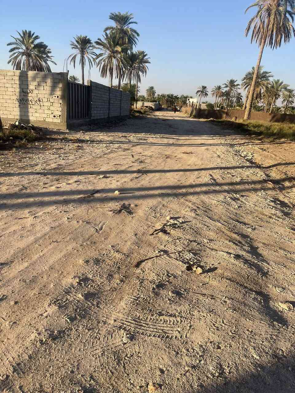 ٢٥٠٠ متر دونم طابو اسهم سند ٢٥ على شارعين متوفر كافه الخدمات ماء وكهرباء وشوارع عرض ١٠ متر وارض زراعيه حلوه العنوان شارع السفينه بشارع الخلف مدرسه الواثق للاستفسار ***********
