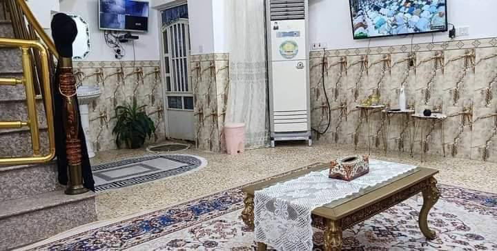 الدار للبيع المساحة 130م كونكريت مسلح طابو صرف باسمي طابق واحد بيتونة مفتوحة يتكون من غرفة نوم كبيرة ومطبخ وصالة كبيرة واستقبال وصحيات العنوان حي الشهداء السايدين قرب مول سيد جابر الاتصال على الرقم ***********
