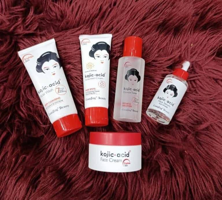 مجموعة العناية بالبشرة من كوجي سان GuanJing Beauty Kojic Acid، وهي سلسلة منتجات مصممة خصيصاً لتفتيح البشرة، و مكافحة الشيخوخة، وعلاج التصبغات والبقع الداكنة. تعتمد هذه المجموعة على حمض الكوجيك (Kojic Acid) الذي يعمل على تثبيط إنتاج الميلانين، مما يساعد في توحيد لون البشرة وتقليل آثار حب الشباب والبقع الناتجة عن الشمس. 

✅تتكون المجموعة الخماسية الظاهرة في الصورة عادةً من المنتجات التالية:
✔️غسول الوجه (Facial Wash): لتنظيف البشرة بعمق وإزالة الشوائب والزيوت.
✔️تونر الجوهر (Essence Toner): يساعد في ترطيب البشرة وشد المسام.
✔️سيروم الوجه (Face Serum): تركيبة مركزة لتقليل التجاعيد وتفتيح البقع.
✔️كريم الوجه (Face Cream): للترطيب العميق وتفتيح البشرة.
✔️كريم واقي الشمس (Sunscreen Cream): حماية SPF 50 من الأشعة فوق البنفسجية لمنع ظهور تصبغات جديدة. 
#الاصلي
السعر 23الف
🚘يوجد خدمة توصيل لجميع محافظات العراق ٤ الاف 🚘


**إذا كنت صاحب هذا الإعلان وتريد حذفه لأي سبب، رجاءا أرسل رسالة إلى الدعم الفني**