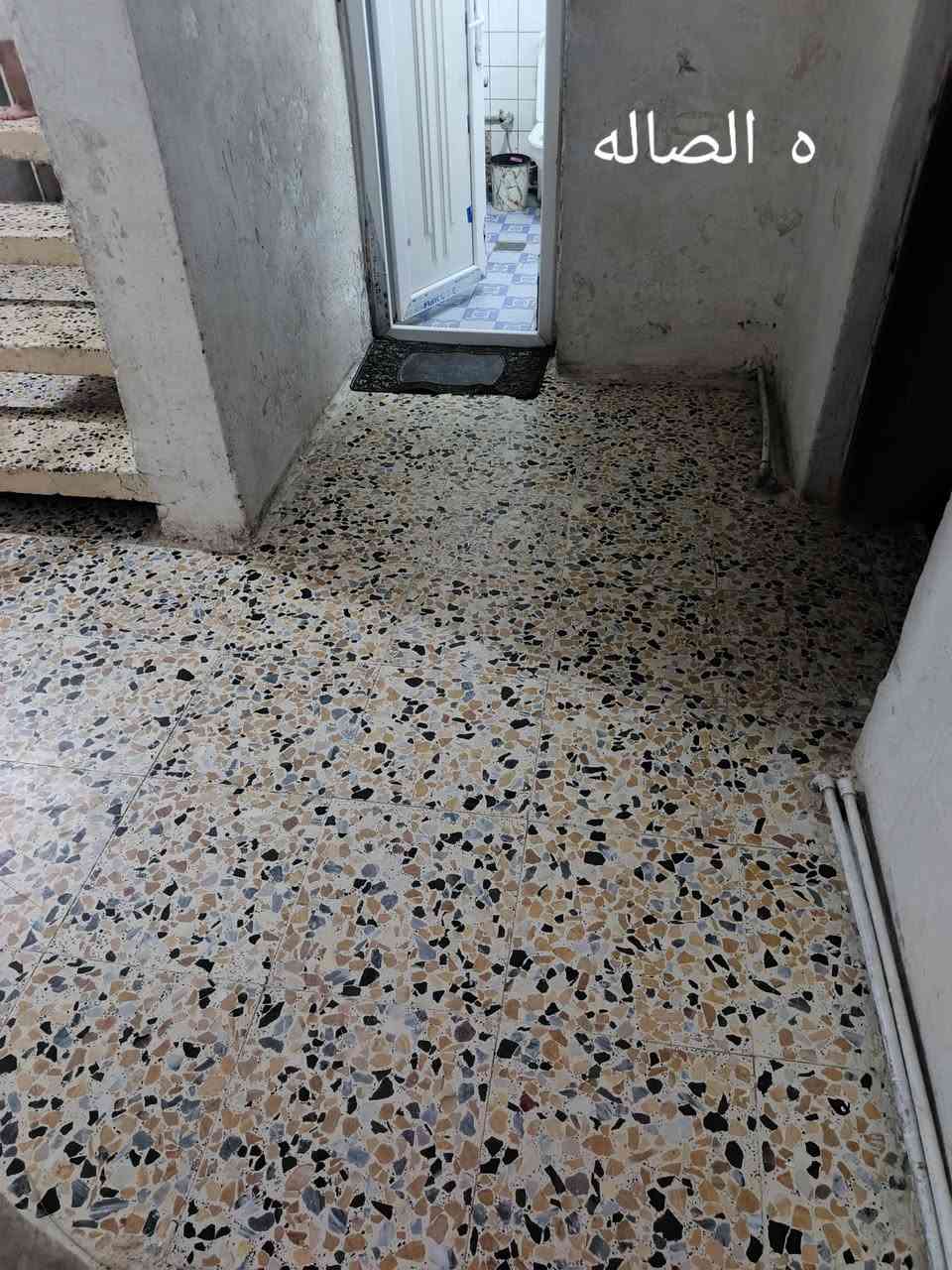 سلام عليكم بيت للبيع العنوان كربلاء حي الحر الثوره البيت يتكون من 5غرف نوم 5×5ومضيف7متر×4ومطبخ4×4وصحيات عدد 2خارجي ودخالي البيت يبعد عن الشارع العام 30متر مقابيله شارع ماكو جار مقابيله الستفسار اكثر اتصل عل رقم ***********البيت مساحته 200متر طابو صرف
