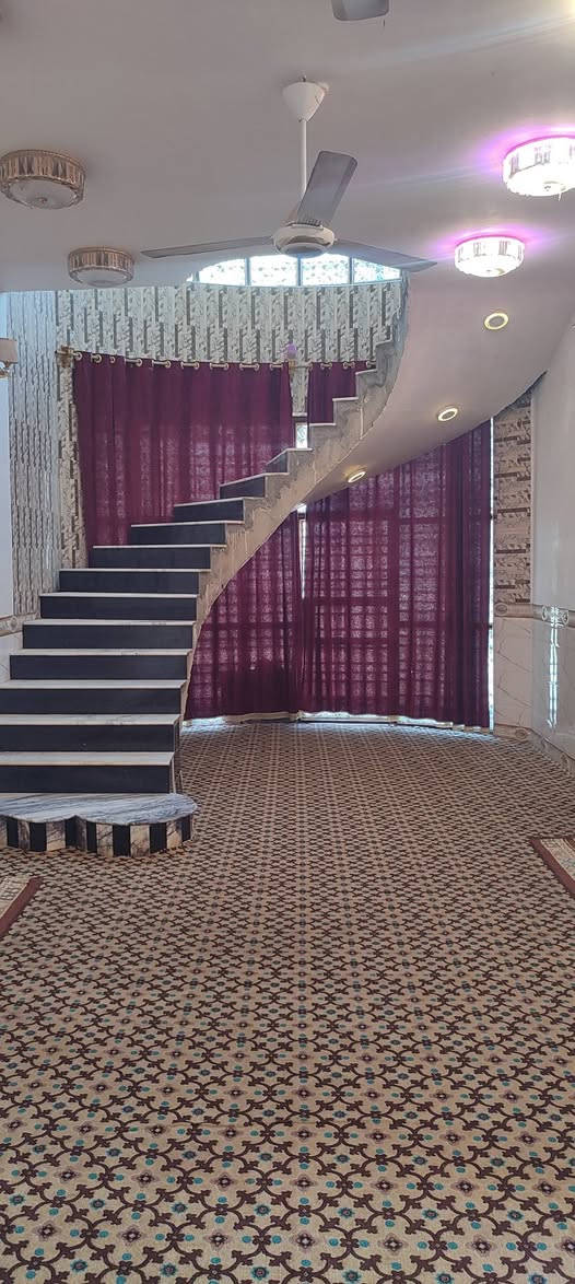 السلام عليكم دار للبيع
قرية سيد طالب المساحة ألف
بناء 300كونكريت درجة إولئ
يحتوي على مظيف10عرض5
غرف عدد2طول6عرض 5
صاله طول10 عرض 5
مطبخ5+5 +مجموعة صحيات
محل بالواجية الاستفسار الاتصال 
***********

***********
