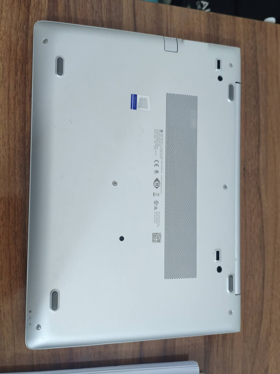 سلام عليكم ورحمه الله وبركاته
HP EliteBook 840 G5Business نظافة ٩٠٪
1 : المعالج (CPU): Intel Core i5-8th Gen (الجيل الثامن) بـ 4 أنوية؛ أداء قوي ومستقر للمهام الهندسية والمكتبية.
2 : الهيكل والتصميم: مصنوع من الألمنيوم بالكامل يجمع بين الفخامة، المتانة العالية، والوزن الخفيف (1.48 كجم) لسهولة التنقل.
3 : الشاشة (Display): قياس 14 بوصة بدقة Full HD بتقنية IPS؛ ألوان دقيقة وزوايا رؤية واسعة مريحة للعين.
4 : الذاكرة العشوائية (RAM): من نوع DDR4؛ يحتوي الجهاز على فتحتين (2 Slots) قابلة للتطوير حتى 32 جيجابايت.
5 : التخزين (Storage): يدعم هاردات M.2 NVMe SSD فائقة السرعة؛ لضمان إقلاع النظام والبرامج في ثوانٍ معدودة.
6 : النظام الصوتي: تجربة صوتية سينمائية ونقية من شركة Bang & Olufsen العالمية.
7 : المنافذ (Ports): مزود بمنفذ Thunderbolt (USB-C) للشحن السريع ونقل البيانات، بالإضافة إلى HDMI ومنفذين USB 3.1.
8 : الأمان (Security): يحتوي على حساس بصمة إصبع (Fingerprint) وغطاء خصوصية يدوي للكاميرا (Privacy Shutter).
9 : لوحة المفاتيح: كيبورد عربي/إنجليزي مضيء (Backlit) ومقاوم لانسكاب السوائل.
10: البطارية: تدعم تقنية الشحن السريع (Fast Charge) لشحن 50% من البطارية في وقت قياسي.


**إذا كنت صاحب هذا الإعلان وتريد حذفه لأي سبب، رجاءا أرسل رسالة إلى الدعم الفني**