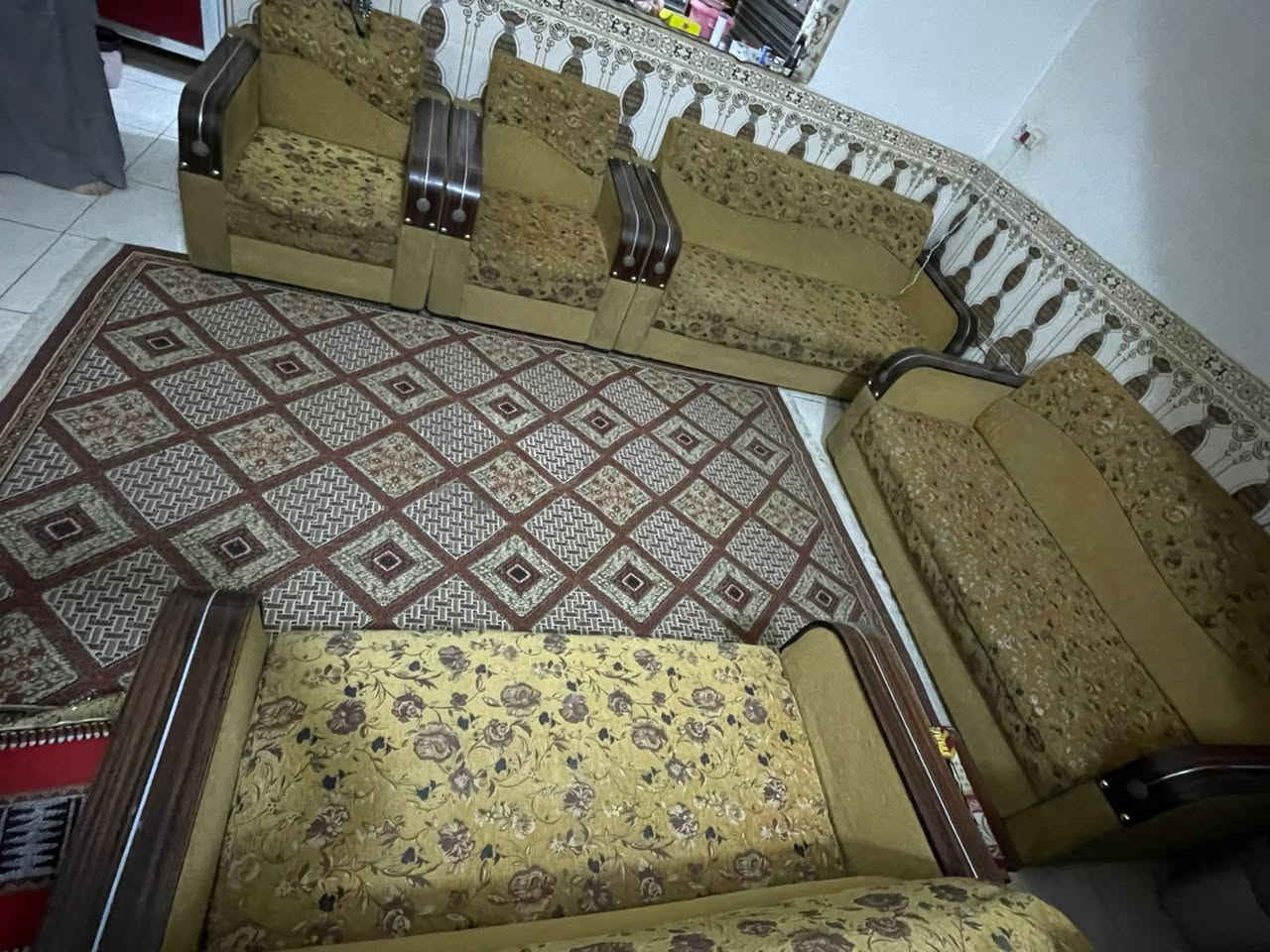 ديوان وتخم استعمال قليل فول نظافه
وسعرهن مناسب جدا يفدينك راسلني او اتصل وتدلل 
***********
