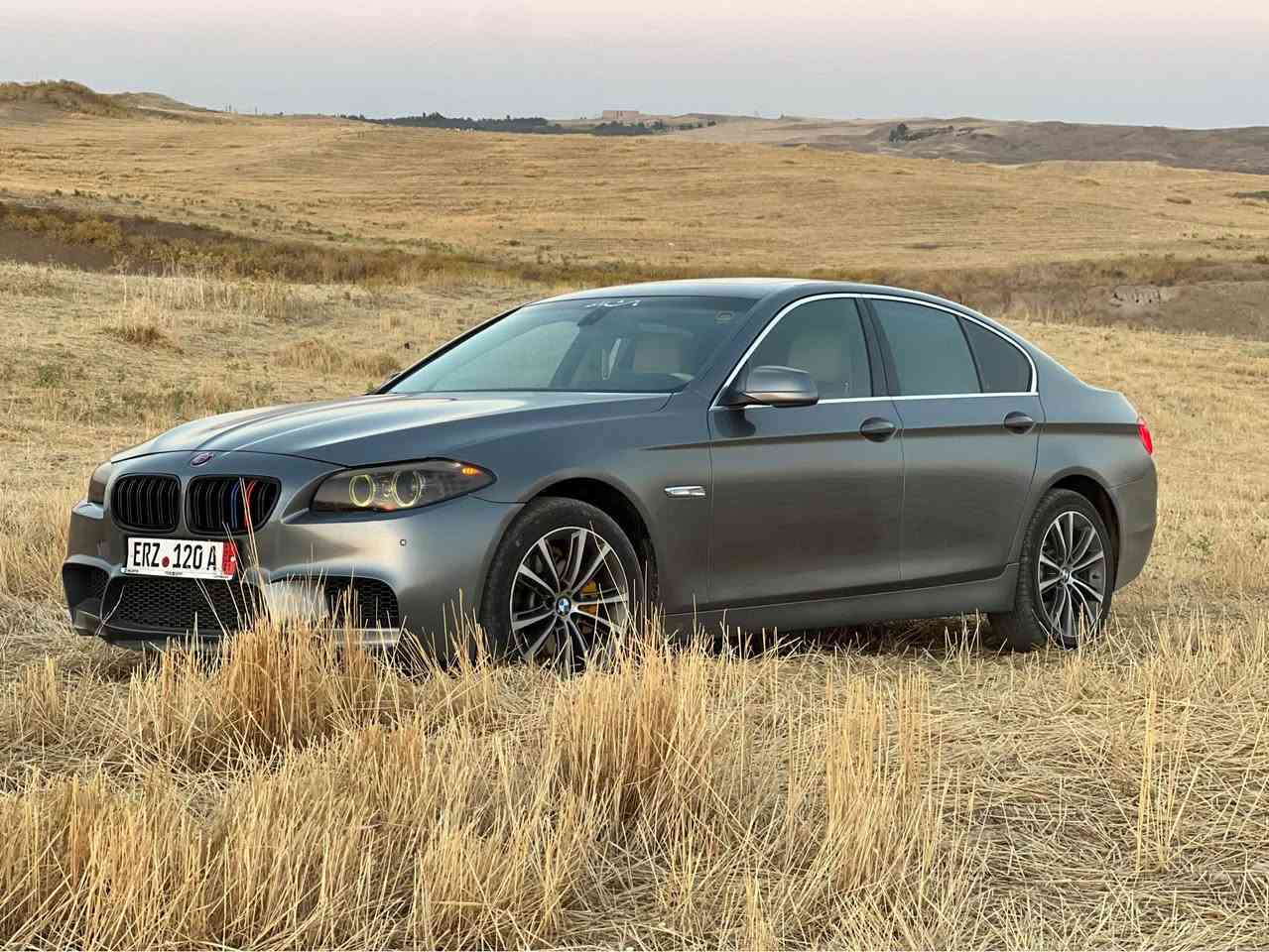 بی ئێم BMW . F10 اورپي فول فوله
مــــــۆدیل /2013، بەنزین 
مەکینە / V4 . توين پاور توربو
گێڕ و مەکینە کارەباییات بەشەرت 
ڕەقەم اورپي منافيس به شرط 
مواسفات / داخل زه رد .سلایت گەورە ، برێک بەسمەو ئۆتۆ ، بیلادی پەردە ئۆتۆ 
115$مجال
 خاواني سياره*********** اكر, نينوى
