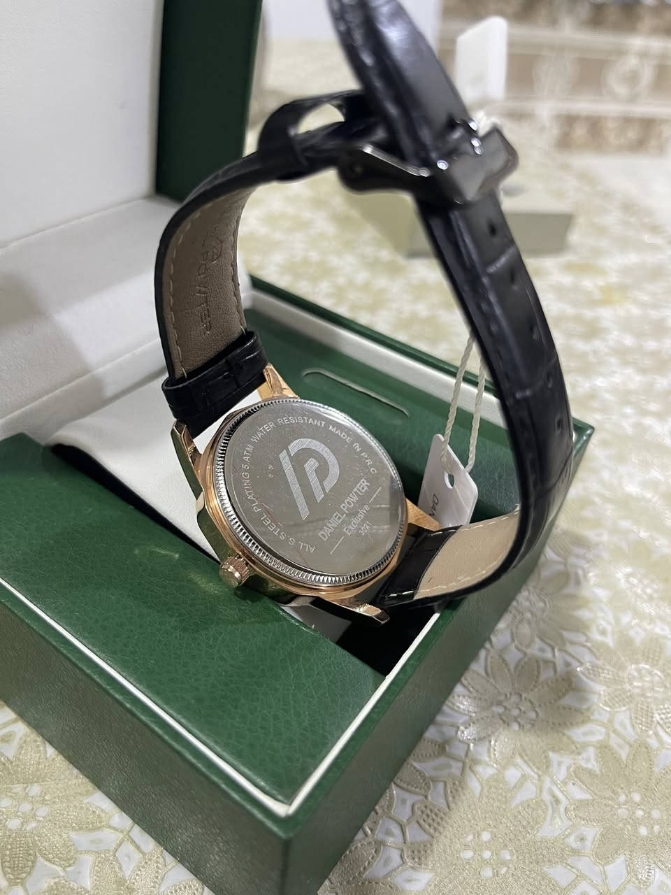 قطعة وحدة فقط 
ساعة  اصلية من ماركة Daniel Powter

⌚✨ لأن الفخامة تبدأ من التفاصيل
موديل Daniel Powter بتصميم راقي ولمسات كلاسيكية تخطف الأنظار 🤎
🛡 طلاء ثابت عالي الجودة
💧 سير جلد طبيعي مقاوم للماء
📆 نافذة لعرض التاريخ
🎁 مع العلبة
السعر 25 الف 

🚚 التوصيل مجاني لكل المحافظات
*********** 
متوفر كذلك عدة انواع من الساعات راسلني ادزلك تفاصيل🌹❤️
