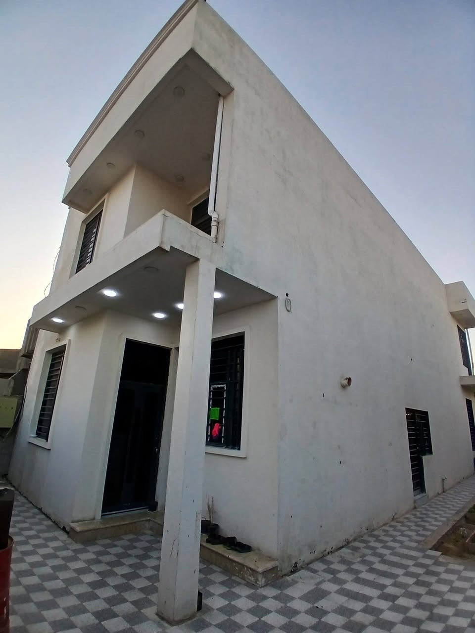 السلام عليكم يوحد بيت للبيع حي ذويب الاول الفرع الثاني قرب المولدة مساحه ٢٤٠ مبني منه ١٤٠ وال١٠٠ حديقه وكراج ومخزن وترهم مطبخ خارجي البيت طابقين بي استقبال وهول داخلي ومطبخ صحيات فوك وجوا و٤ غرف نوم واضافه الى صاله وسط بالطابق الثاني بناء  الطابق الاول طابوق والثاني ثرمستون حديث مودرن  مثل ماوضح بالصور باقي التفاصيل ادخل خاص او اتصل على الارقم *********** علي ابو رقيه
