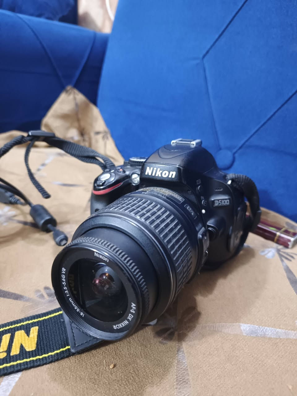 كاميرا نيكون D5100 محبوبة الجماهير الكاميرا نضيفه بنسبة 92% فول دقتها
وياها شاحنه وبطارتين السعر 290وبيها مجال مكاني بغداد لايوجد توصيل ***********
