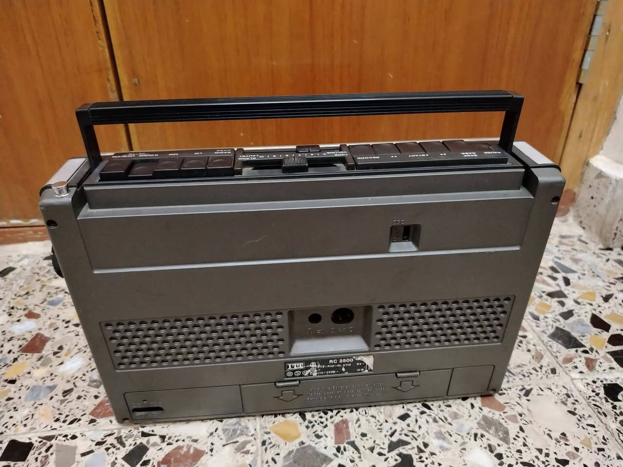 السلام عليكم ورحمة الله وبركاته
اخوتي الطيبين ،
متوفر راديو مسجل الماني الصنع ماركة Itt RC2500 غني عن التعريف لان شركة معروفه للجميع بتميزها وجودة صناعتها 
يحتوي على اربع موجات Fm mw sw Lw
الراديو شغال وسحب قوي جدا بس المسجل بي خلل يمكن يحتاج قايش اوترتيب ، وزن الجهاز ثقيل ، الجهاز نظيف جدا ، السعر  ٧٠  ألف اي سؤال مراسلة الخاص رجاء عنواني النجف الاشرف وتحياتي للجميع


**إذا كنت صاحب هذا الإعلان وتريد حذفه لأي سبب، رجاءا أرسل رسالة إلى الدعم الفني**