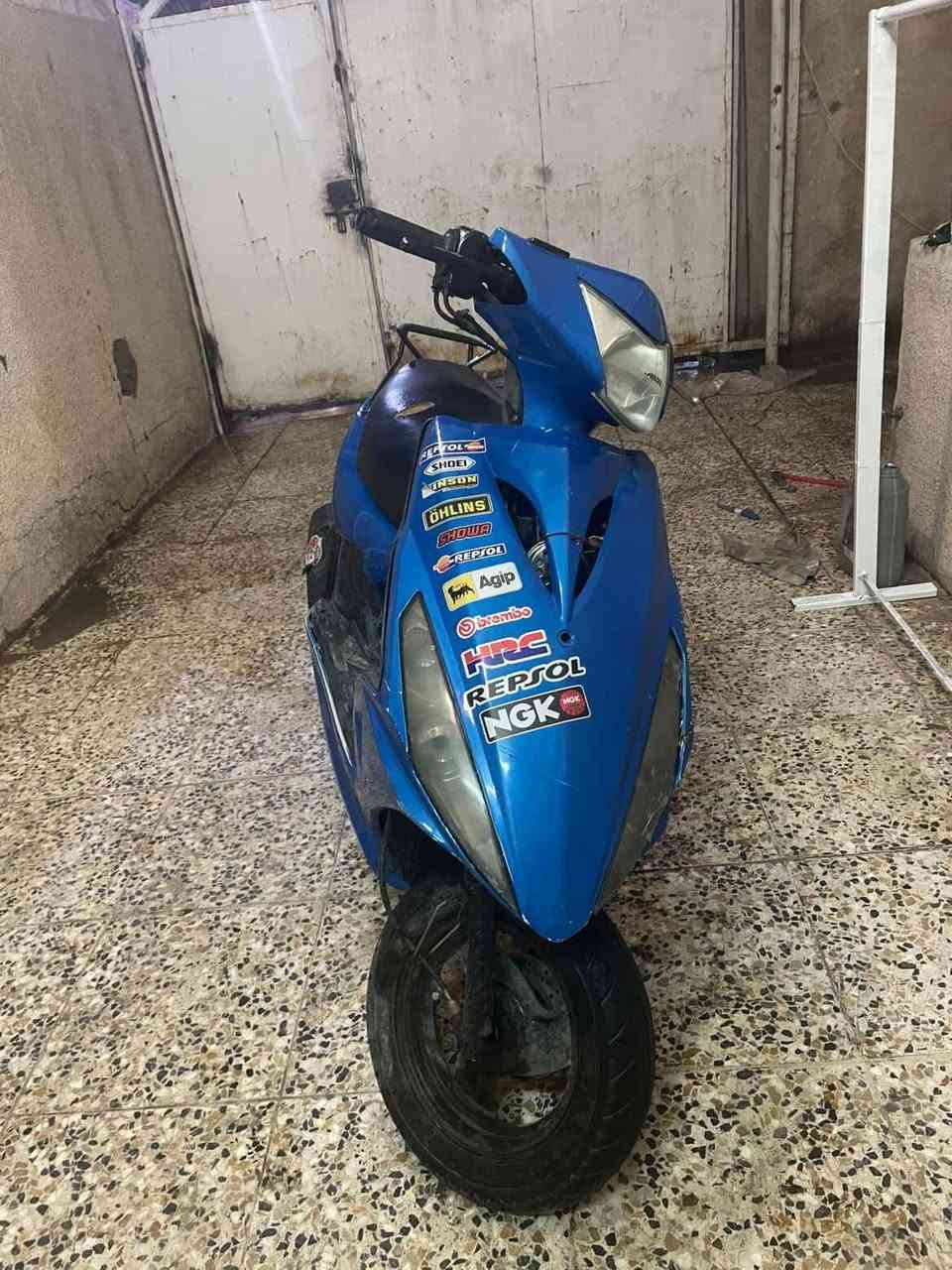 السلام عليكم دراجه ماكس مضلع لون ازرق نوزل اكلجات شلعه معدل السلف شخال كهربائي كلهاه شخاله بريكات شخاله. ماناقصه شي باتر جديد تايرات جدد. بس به. نضوح. بصيط.  الدراجه خير من الله السعر ٤٠٠ وبيه مجال مستعجل عليها مكاني بغداد الاعظميه سبع ابكار. متواجد. واتساب فقط عله الرقم *********** .
