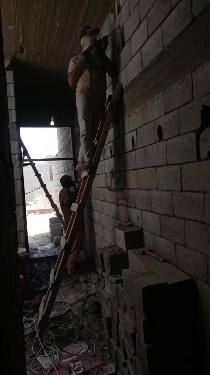 السلام عليكم عامل كهرباء اشتغل كص وحفر وتثبيت بوكسات وبواري واشتغل شبكه وعندي خبره بلتسليك مكاني بصره تنومه صالحيه هاذ رقمي وبلخدمه ***********
