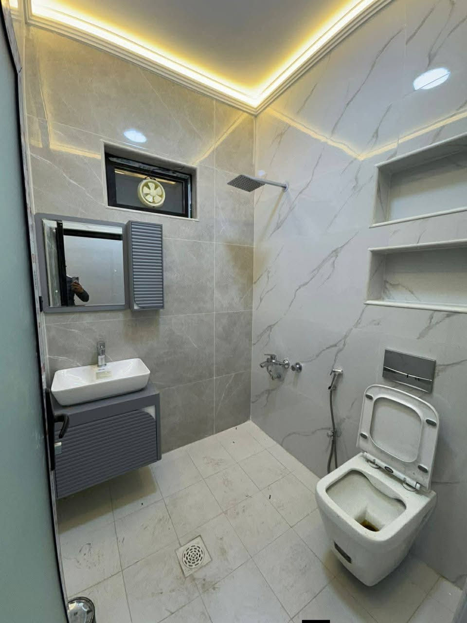 اليوم العرض مختلف جداا
دار    للبيع🏠للبيع 🏠للبيع
مساحه 100متر  زيرو
واجه 5متر  نزال 20متر
يحتوي 
طابق ارضي _ صاله  _ خدمات _ مطبخ  غرفة نوم 
طابق اول _ 3غرف  نوم -خدمات عدد2
الطابق الثاني -بيتونه سطحين 
ارضيه مرمر
واجه بورسلين شغل تصفير الجدران لوح شغل تصفير درجة أولى 
ديكورات داخليه شغل موردن
شبابيك المنيوم
أبواب قاصه 
طابو صرف ملك صرف
موقع: العقار ممتاز جدا 👌😊
حي الجهاد الحمدانية يبعد عن شارع 15 مسافه 10متر 
للاستفسار الاتصال 
 ***********
 ***********
