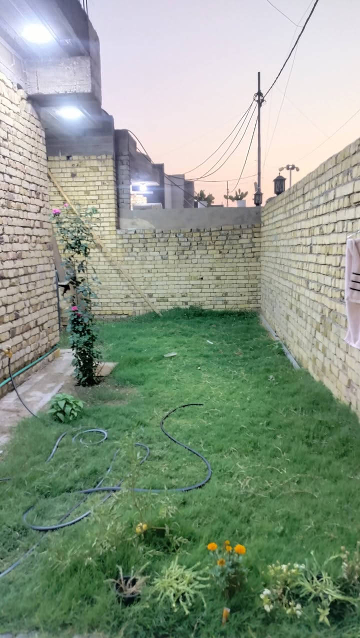دار سكن طابق واحد في شارع الكفاح.
حي الحوراء ..المربع الذهبي 300م.
غرفتين نوم 5*5
استقبال 10*5.
مطبخ 7*5
كراج  حديقة .
الخدمات المنطقة كاملة .
للاستفسار ***********.
السعر 185قفل..

