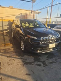 جيب شيروكي  رقم ميسان حرة موديل ٢٠١٦ اللون اسود ماشية ٧٩ الف ميل  ستة ...