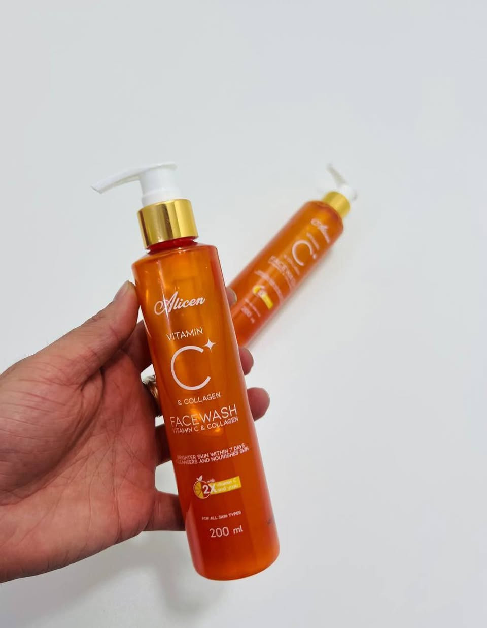 هذا غسول وجه من أليسين (Alicen) بفيتامين C والكولاجين: 
يساعد على تعزيز إنتاج الكولاجين في البشرة.
يضيء البشرة ويوحد لونها.
يزيل المكياج والشوائب بفعالية.
يرطب البشرة ويجعلها ناعمة ومرنة.
مناسب للاستخدام على البشرة الحساسة
  السعر خاص
يتوفر لدينا خدمه توصيل لكل محافظات العراق 🎀🎀


**إذا كنت صاحب هذا الإعلان وتريد حذفه لأي سبب، رجاءا أرسل رسالة إلى الدعم الفني**