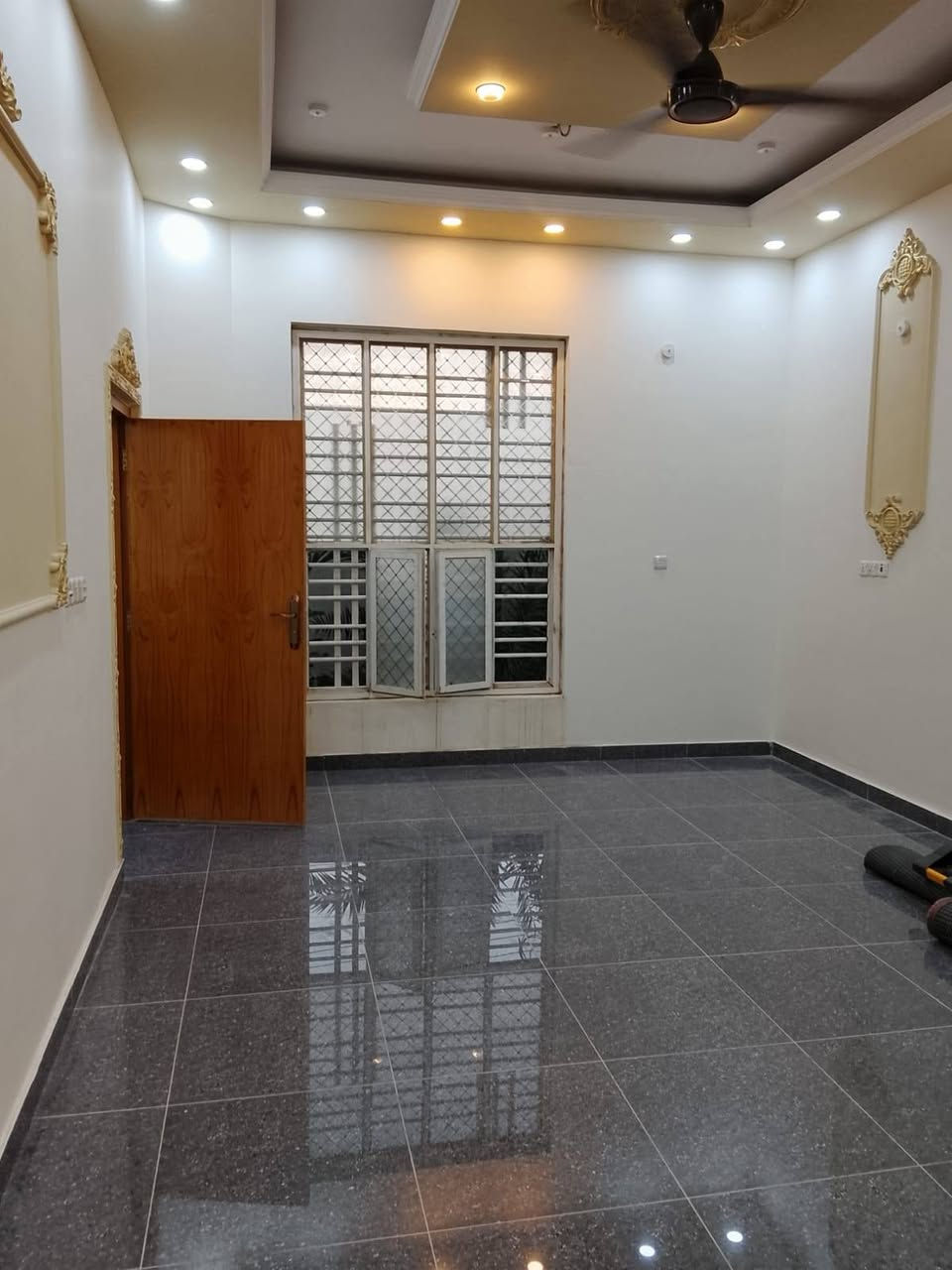 اسعد الله اوقاتكم بكل خير 🔷 
احبتي دار سكان البيت المساحه ٢٠٠متر +فضله ٧٠متر 
يعني تطلع مساحه البيت الكليه ٢٧٠متر موقع البيت البصره ابو الخصيب شارع العوجه ◼️غريب علا شارع العوجه ميت متر وعلئ شارع ١٠متر تبليط 
جميع الخدمات متوفره ماي كهربه تبليط 
البيت يحتو علئ 
2غرف منام 
صاله
مطبخ
ديوان 
كراج 
حديقه 🌾🌵🌹وكذالك البيت هوه وثاثه
نوع العقار طابو زراعي عراقي وكاله ونسخه من الطابو ◼️ 
العالم البيت معه جميع الاثاث 
وسعر البيت 120اوبي مجال 💸 
الستفسار علا 
***********
***********
