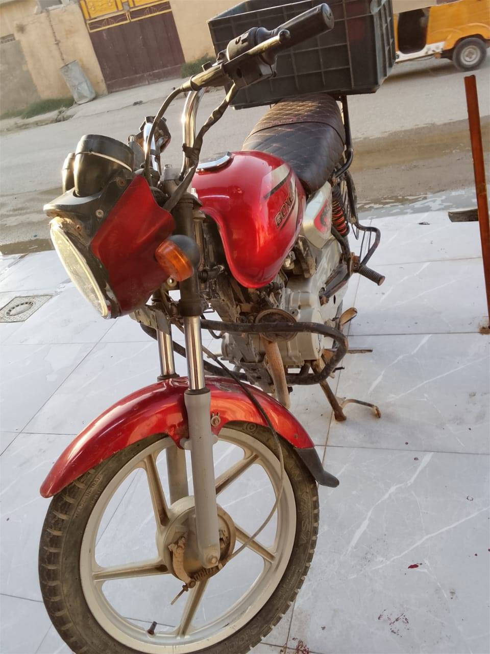 سلام عليكم بوكسر للبيع  موديل ٢٠١٨ بدون أوراق سعره ٤٠٠ وبيها مجال رقم صاحب الدراجه ***********
