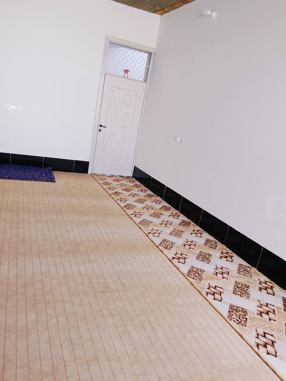 السلام عليكم بيت مساحته 270 متر طابو زراعي سند 25 مكان البيت الغالبيه وره بيت صراخ اتصال ***********
