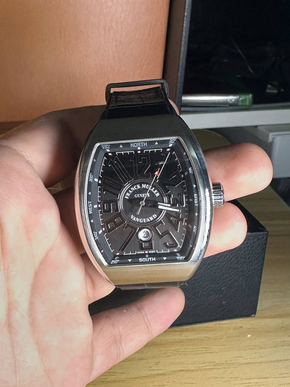 ساعة Franck Muller Vanguard أصلية سويسرية 🇨🇭  

• مكينة أوتوماتيك Swiss Made  
• احتياطي طاقة ~حوالي 48 ساعة  
• زجاج Sapphire مقاوم للخدش  
• هيكل بتشطيب يدوي فاخر  
• تصميم Vanguard المميز (منحني وفخم)  
• مقاومة ماء 30 متر  
• أرقام مصنوعة ومطلية يدويًا  
•21-28 حجر كريم 

الساعه متوقف انتاج هذا الإصدار من الشركه يعني ساعه من النوادر و تاخذه تصير إرث لاحفادك، قطعه راقيه و قويه 
الساعه ضمان 100 ب 100 أصليه وعلى الفحص جايه بدون كارتون و بدون اوراق ، و الساعه مو امزووووووون مو امزوووووووووووون حلال العالم لتكسر بي 

السعر 300 الف دينار عراقي توصيل موجود كل العراق 5


**إذا كنت صاحب هذا الإعلان وتريد حذفه لأي سبب، رجاءا أرسل رسالة إلى الدعم الفني**