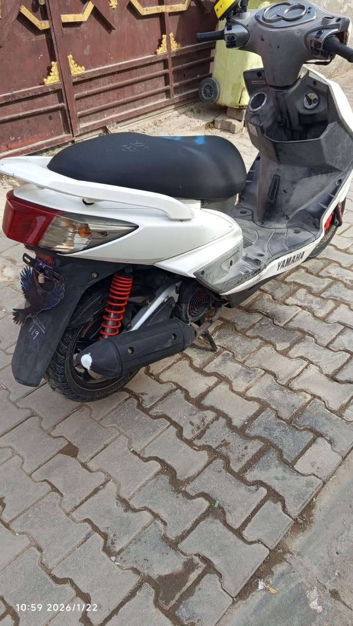 سكنس فحل كابريتر
دراجة كفالة عامة صار شهر نازلة
مكينة نكرة سلف بكل وقت ناعمة
شلعة ومعدل تشك الكاع
كهربائيات كلها شغالة مناقصها اي شي
تايراتها نضيفة بعدهن
كفراتها ختم واحد

مكاني بغداد الغزالية شارع الضغط
سعرها ٨٥٠ وبيها مجال
***********
