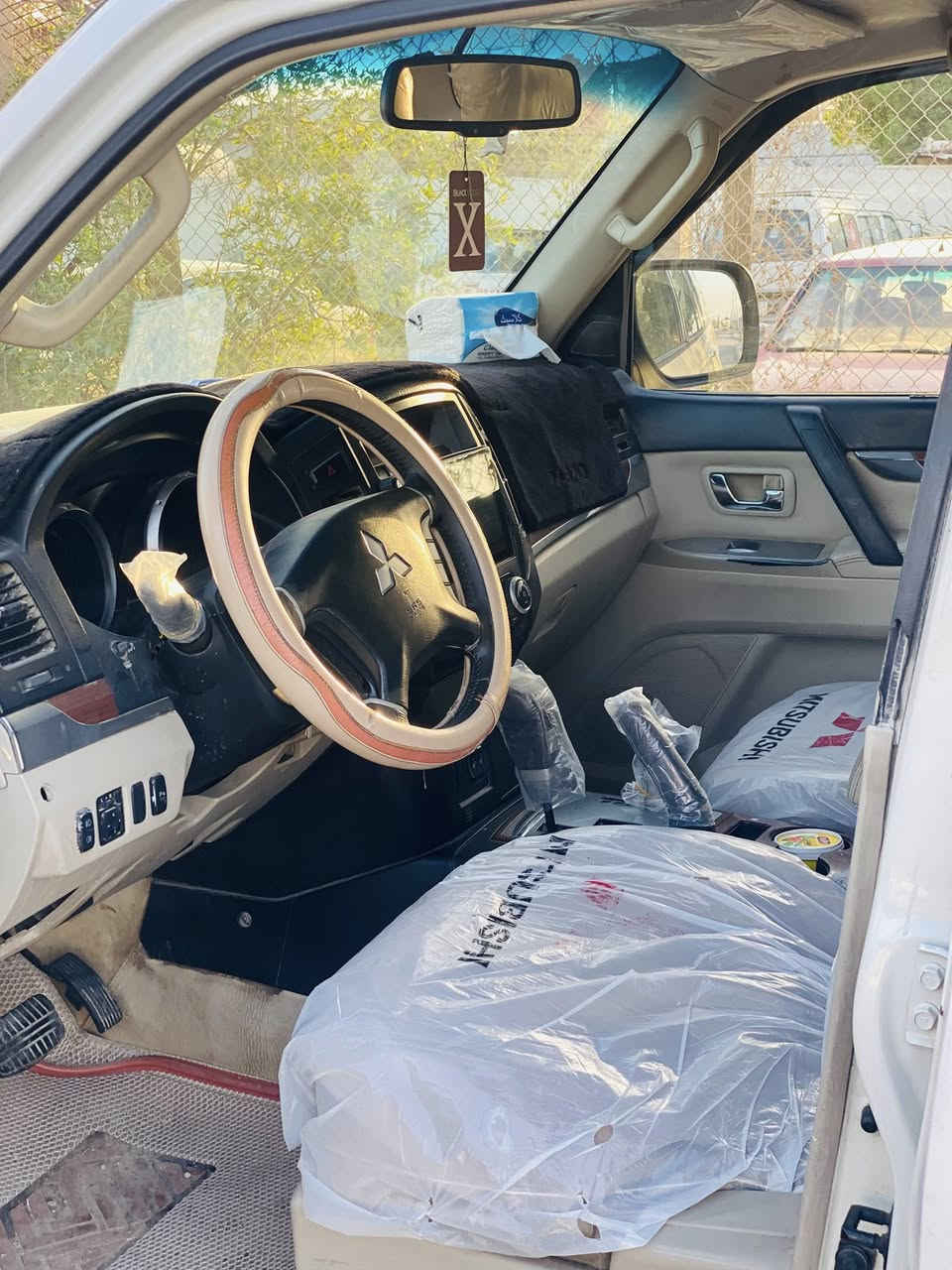 ‏السلام عليكم 
----------------------------------
 للبيع 
 ‏باجيرو 2008 محدثه 2015
  GLS 
محرك 3000 v6  
———المواصفات———
فتحة سقف (سلايد)
3 قطع تبريد
سبعه راكب
حساسات خلفيه
اشارات بالمري  +شفط ترحيبيه
جناح خلفي
كراسي كهربائية 
شاشة  اندرويد 
تخم تايرات جديد
دفع خلفي و رباعي
------------------------------
------------------------------
السعر : 125
مكان : الديوانيه 
الرقم : ***********
