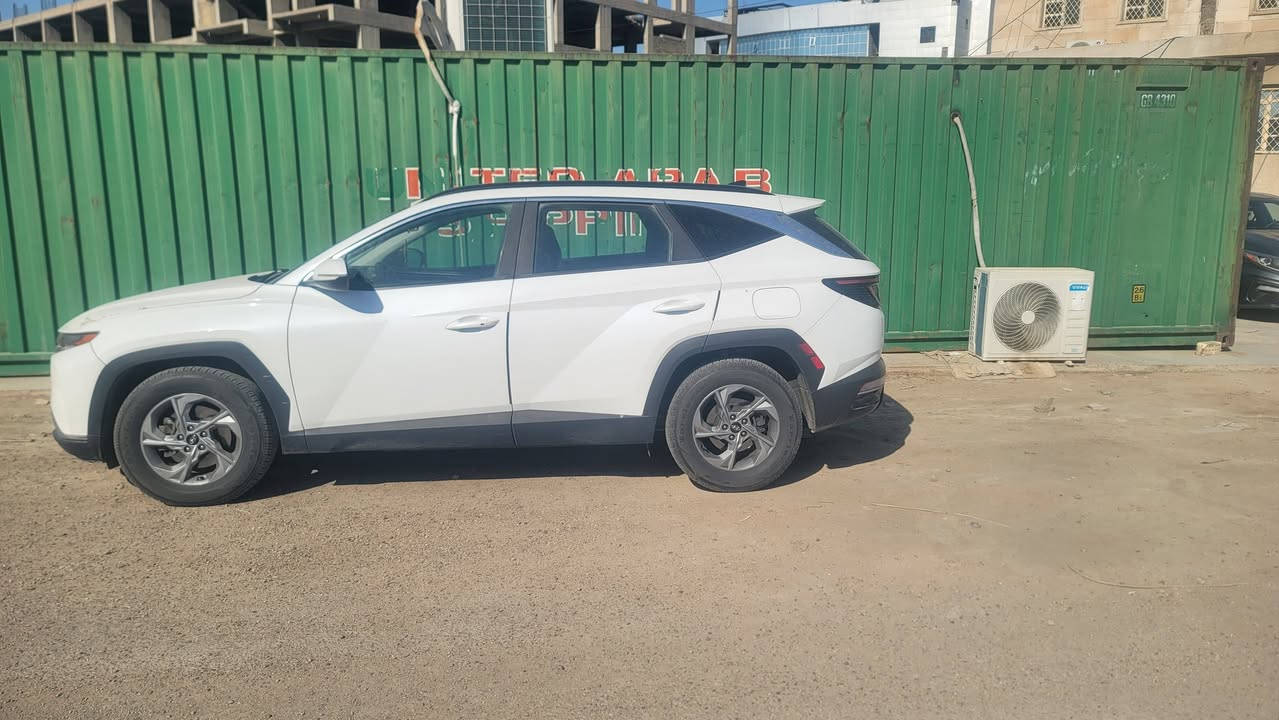 السلام عليكم مكلف بالنشر سيارة  توسان ٢٢ وارد ظربه بنيد. مبدل وجاملغ بارد كما موظح بالصور وبيها كلير من امريكا كير ومكينه جدد***********
