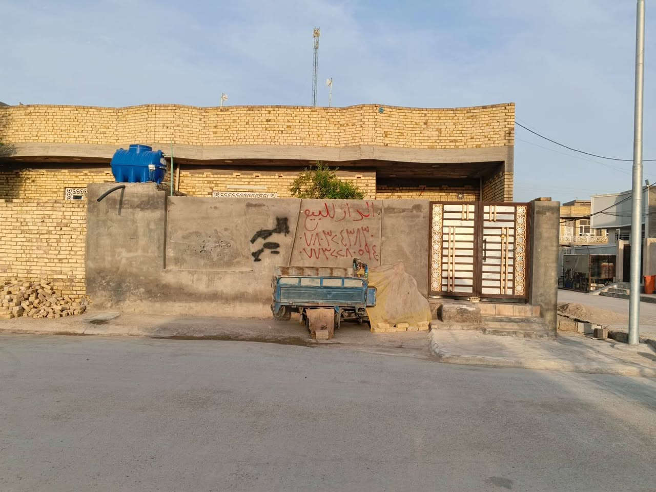 السلام عليكم بيت للبيع ركن بلكوت جديده شارع الصب قريب عل شارع بغداد للاستفسار الاتصال على الرقم ***********
***********
