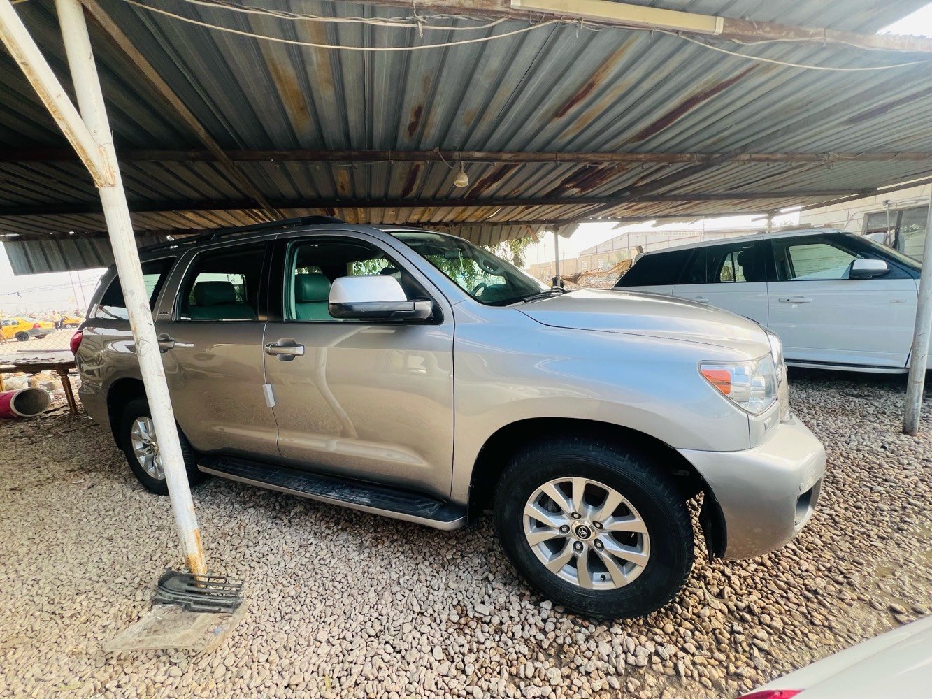 بسم الله الرحمن الرحيم 
تويوتا سيكويا 2009وارد امريكي حادثها كلش بسيط يم اللايت شويه من الجاملغ وشويه من البنيد فول مواصفات عدا الفتحه لوي بلادي موجوبلس مكينه كير حداديه تخم تاير تبريد تدفئه كهربائيات كله بشرط ماشيه@160رقم بغداد انكليزي باسمي فحص وهزه وسنويه كله جديد السياره نظيفه حيل ومامتعوبه
السعر160$عنواني كربلاء وللاستفسار اكثر
***********