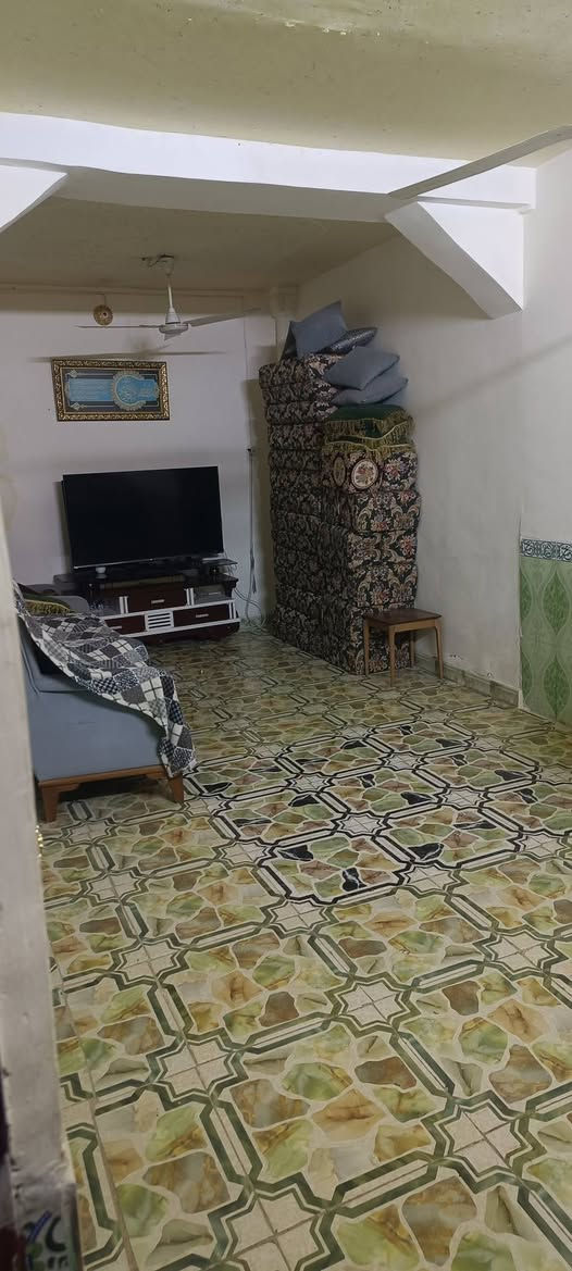 الدار للبيع  خلفي العنوان التضحية شارع الملعب قرب جامعه الوطنيه   مبني 3  طوابق يحتوي 5غرف مطبخ وصاله مساحه الدار 140 متر الاستفسار على الرقم ***********2
***********
