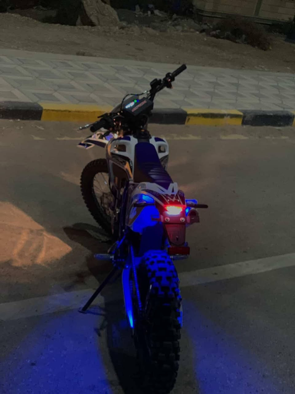 سلام عليكم شباب قطعه زيرو من اكلك زيرو صدك زيرو نضيفه بمعنى الكلمه ماصارلي شهر من جبته المثله بس مكاتبه يبيعوه بـ مليونين وهاي اوراقه كامله گمرگ مدفوع وهاي صعب گمرگه الدراجه بعده ما مسجله بأي اسم تاخذه وين انته بأربيل تسجله يمك وين ماجان تسجل سعره مليون و900قفل عنواني ناحية المنار(الحمار)
 ‏‪***********‬‏
