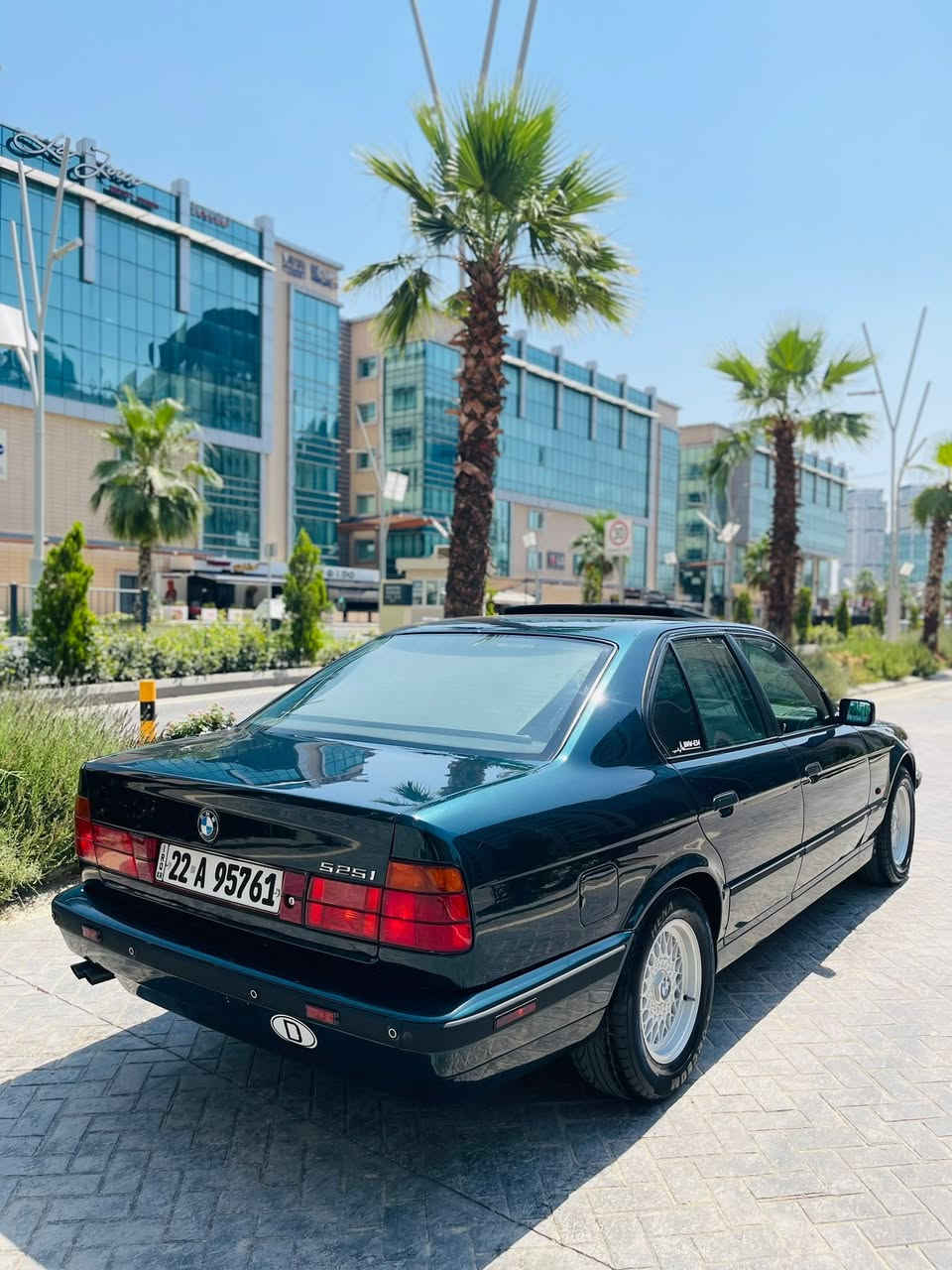 سلاو هاوادارانى BMW بؤ فرؤشتن 
سياره فول فول مواسافاتى ١٩٩٥ى ٥٢٥گو تؤ ماتيك
سياره كه نمونيه لا جوانى فول فؤ مواسافاته پينج پرده جام كاره با تبريد لامس سلاهيد ويل حه سير تايه شاباح كوشن جلدتابلى  سياره كه بى كيشيه بؤ زانيارى زياتر ***********
