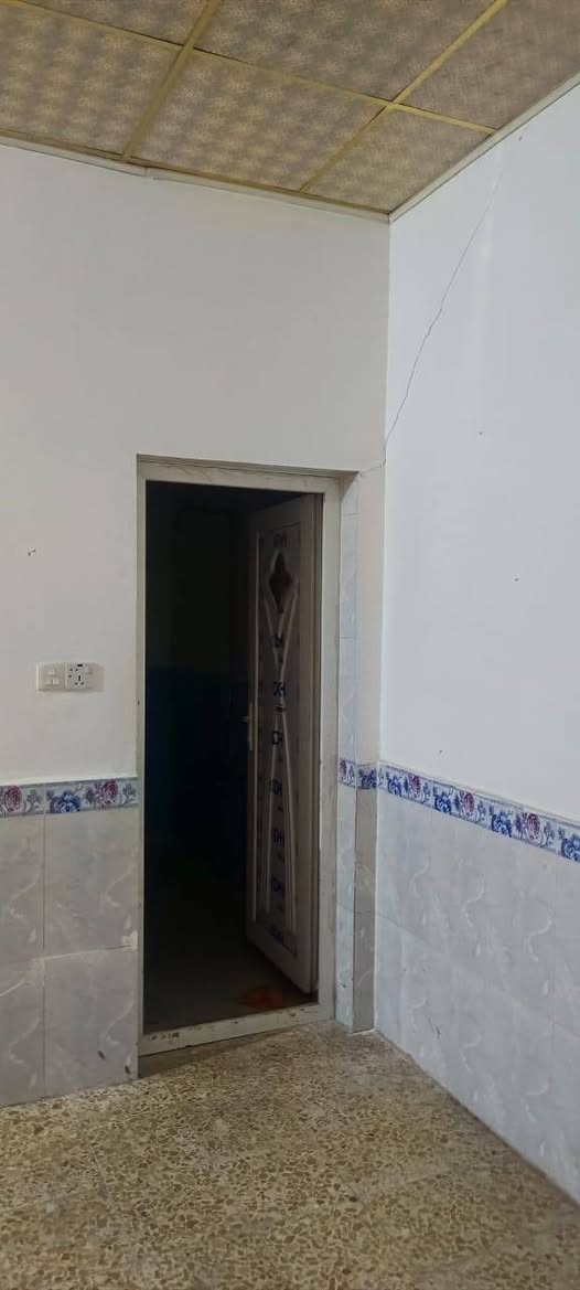 ‏بيت للبيع مساحته ١٠٠ طابق ونص غرفتين وصالتين واستقبال ومطبخ و ثلاث صحيات حي الوفاء مقابل الهندية منطقه الأربعين شارع عشره سعره ١٣٥ وبين مجال وحاليا ماجر ٣٥٠ 
‏للاستفسار مكتب بركات ام البنين ***********
‏
