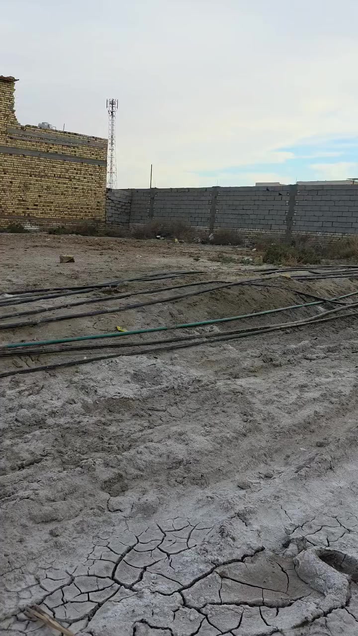 السلام عليكم ارض زراعي للبيع مساحه ٨٠٠ م + ٥٠ محرم يعني المساحه الكلي تطلع ١٣٠٠م
المكان عل شارع الرئيسي ناصريه مقابيل الغسل الاصفر 
للاستفسار *********** واتساب ***********
